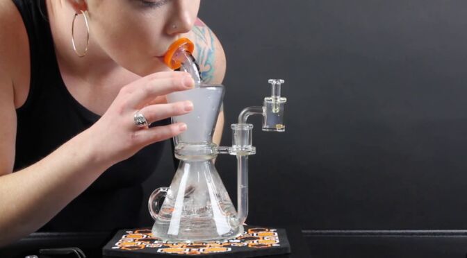 The popularity of Dab rigs Wholesale Ontario and custom silicone bongs